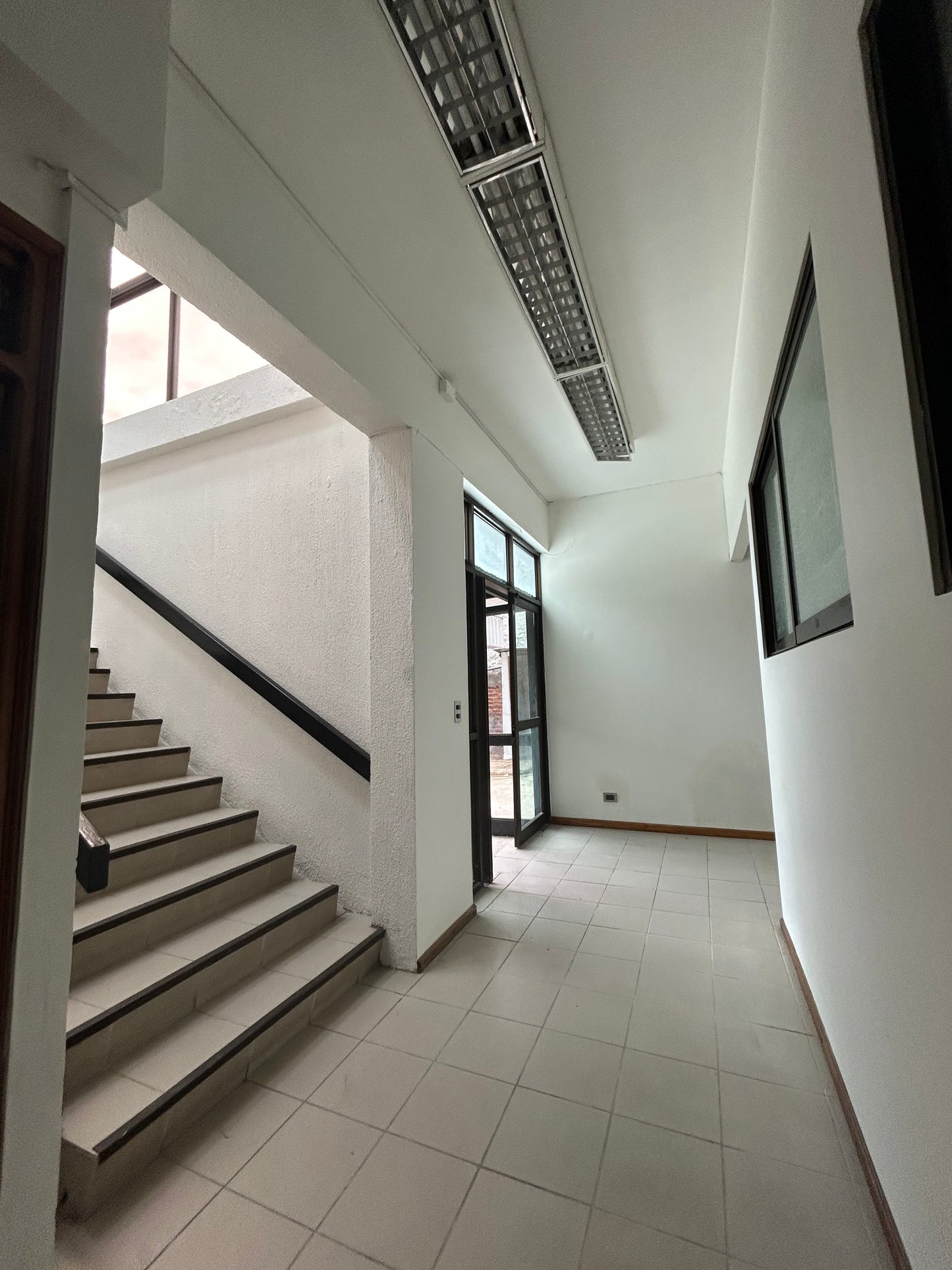 🔹 En arriendo dependencias comerciales en Edificio Araucarias – Calle Lautaro, Angol 🔹