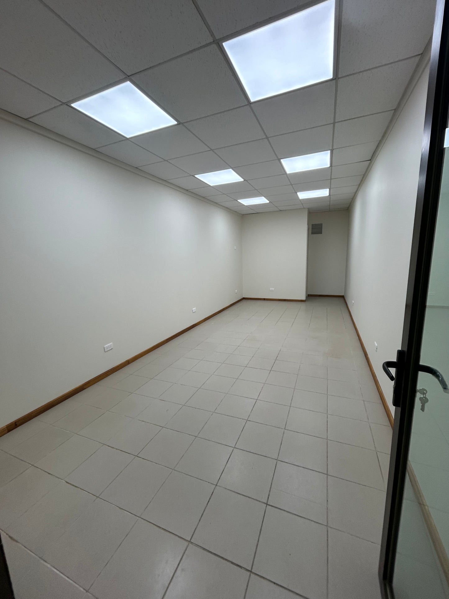 🔹 En arriendo dependencias comerciales en Edificio Araucarias – Calle Lautaro, Angol 🔹